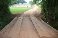 Administração Municipal repara ponte do Bairro Congonhal