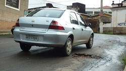 Buraco na Rua Quintino Bocaiúva pode causar acidente grave