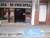 Câmara Municipal está adequada aos portadores de necessidades especiais.