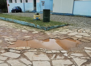 Conserto do calçamento da Praça da Igreja Matriz