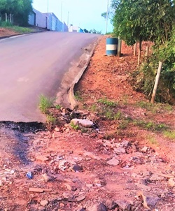 Construção de um bueiro na Rua Santa Catarina