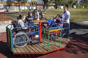 Disponibilização de brinquedos adaptados para crianças com deficiência em locais públicos e privados