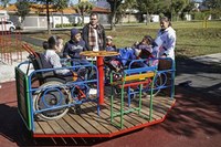 Disponibilização de brinquedos adaptados para crianças com deficiência em locais públicos e privados