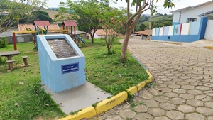 Instalação de placas com os nomes das vias e da praça do Parque Centenário