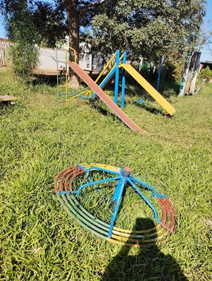 Moradores solicitam limpeza de praça