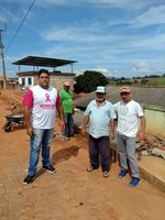 Prefeitura entrega muro de arrimo na Rua Esmeralda