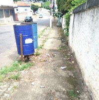 Retirar as lixeiras do ponto de ônibus localizado na AV. Virgílio de M. Franco