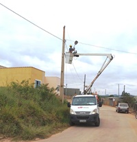 Solicitação de braço com luminária é atendida pelo Executivo Municipal