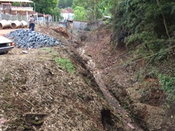 Vereador pede providências urgentes em rede de esgoto lançada no Bairro Parque São João