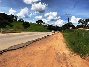 Vereador requer construção de calçada para o Bairro Marimbeiro