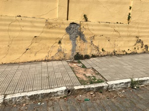 Vereador solicita reparo em calçada