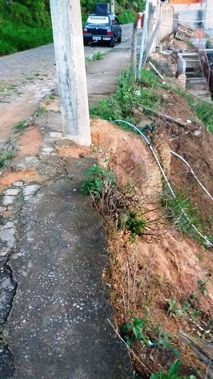 Vereadora alerta para risco de queda de poste de iluminação