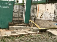 Vereadora pede melhoria em calçada defronte à Apae