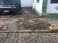 Vereadora solicita reparo em calçada